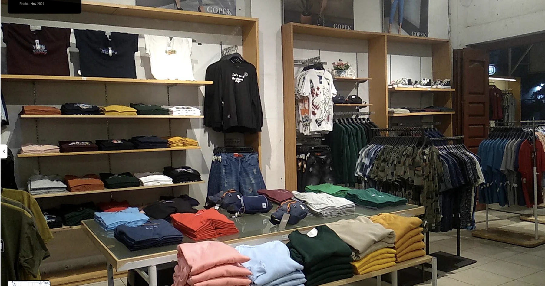 Rak kaos dan pakaian pria di GOPEK
