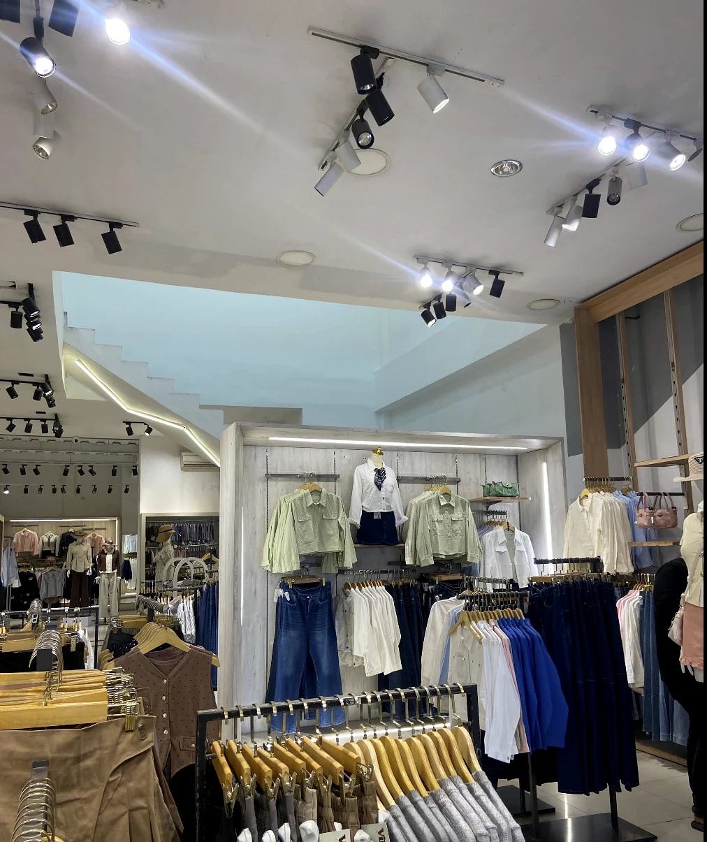 Deretan pakaian dan jeans di toko GOPEK