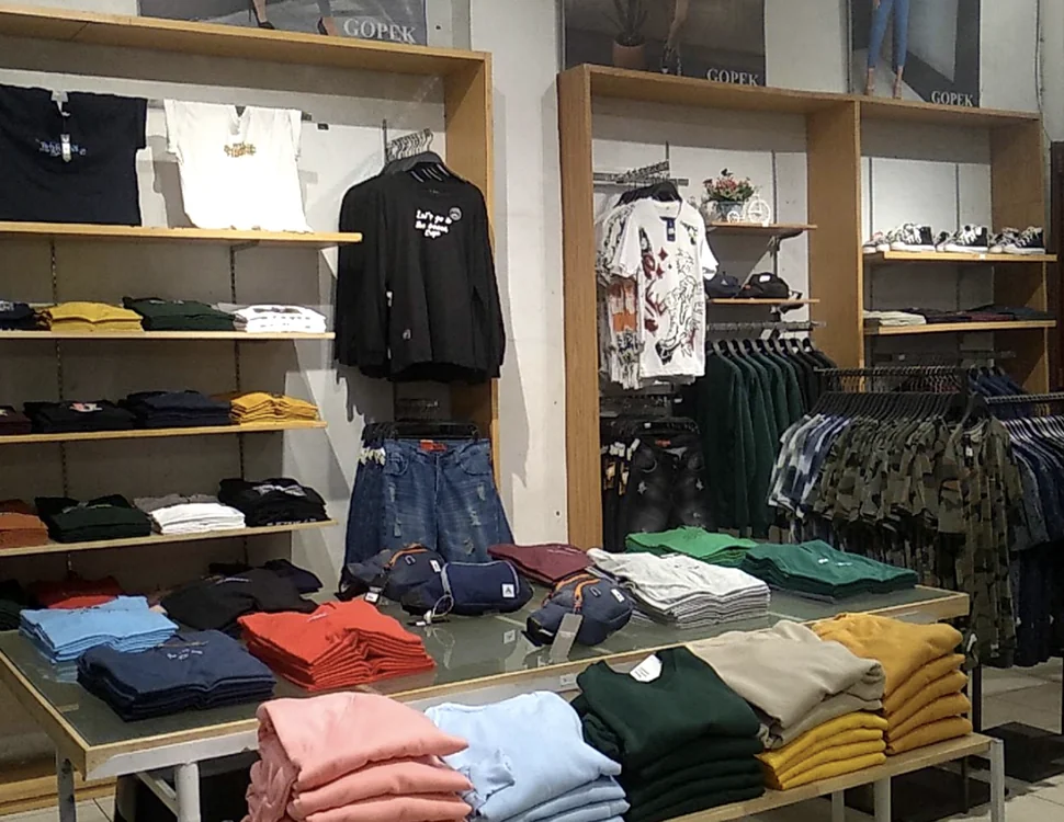 Area pakaian pria dan kaos di GOPEK