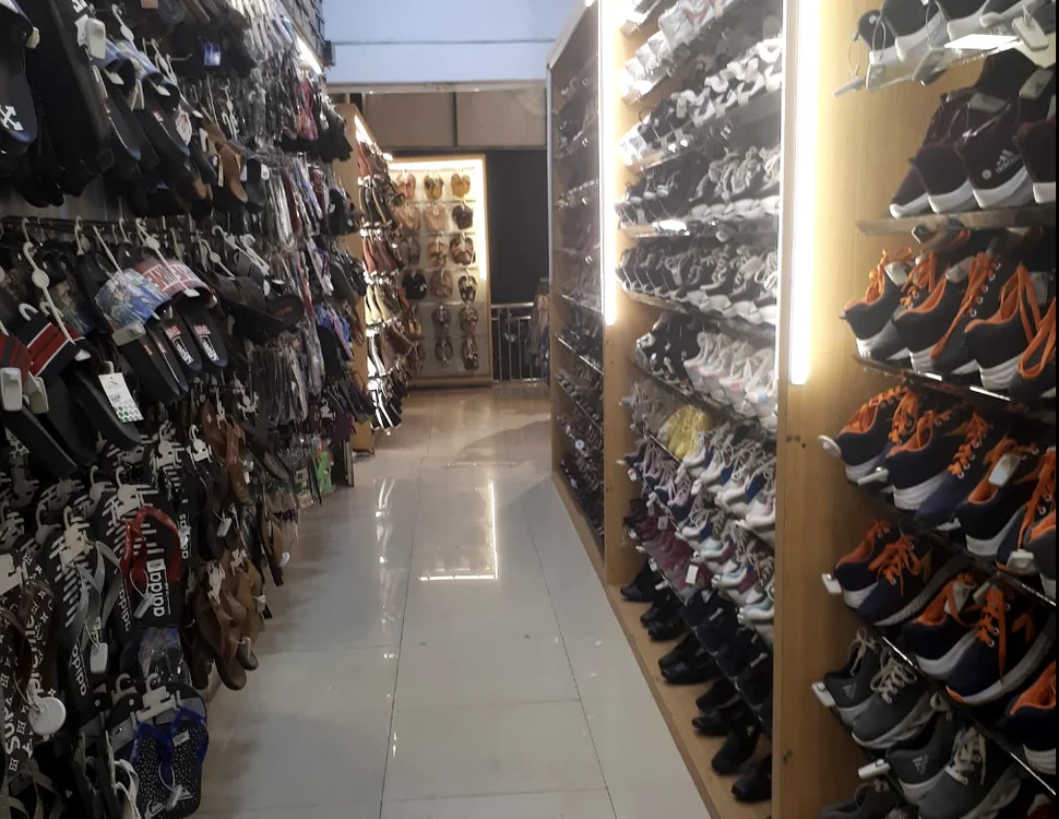 Deretan sepatu dan sandal di GOPEK